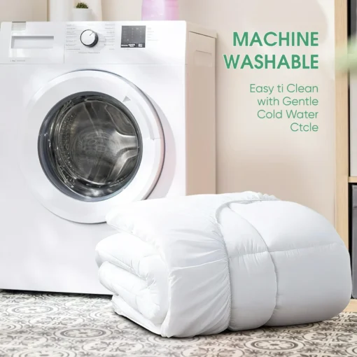 لباد سرير مطوي بالقرب من غسالة ملابس اوتوماتيكية جاهز للغسل